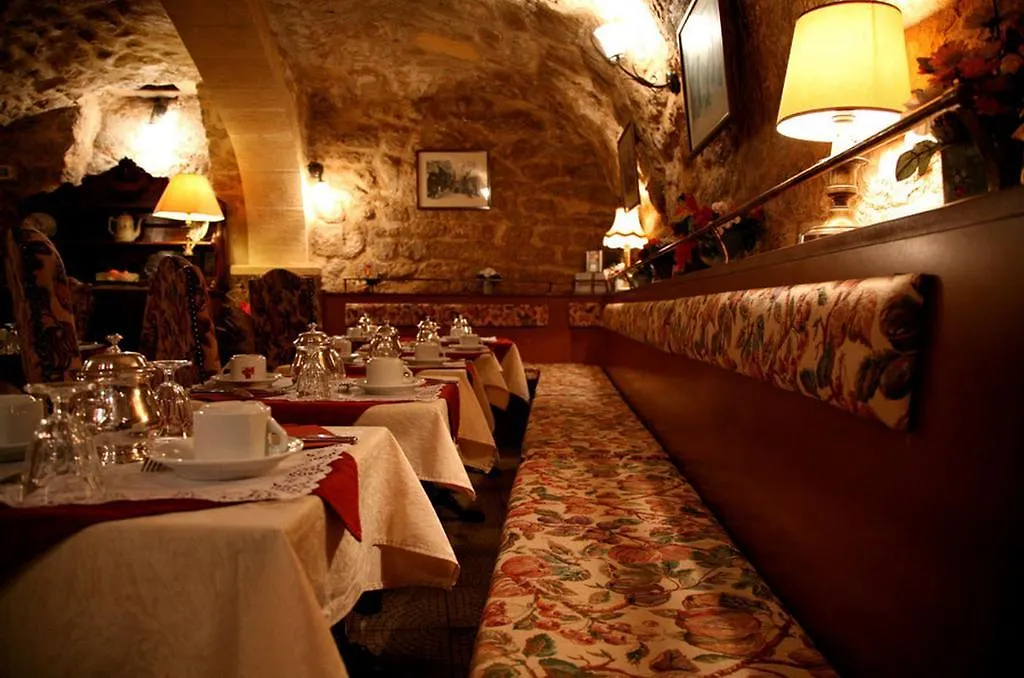 Hotel Les Tournelles Paris